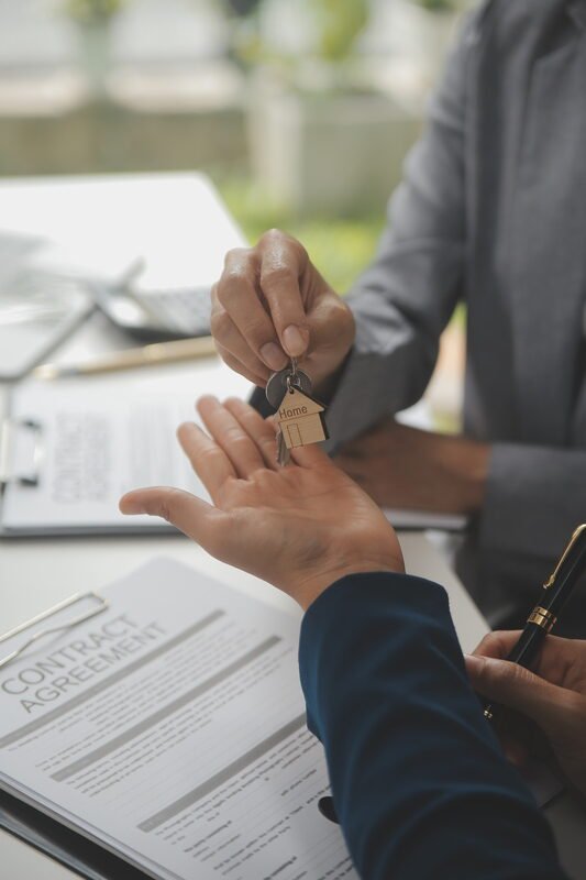 Firma de contrato inmobiliario
Proceso legal seguro para adquirir tu patrimonio.