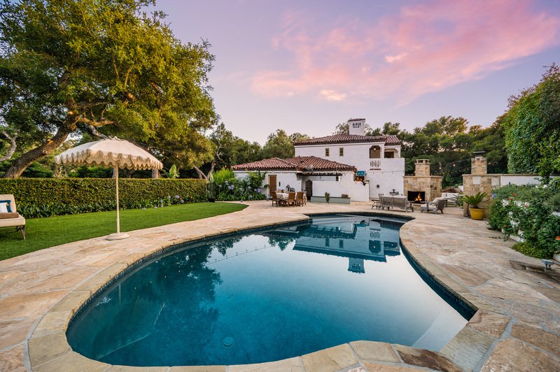 Casa amplia con alberca en atardecer