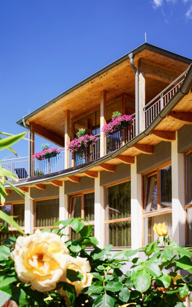 Casa boutique con jardines. Diseño arquitectónico en entorno natural.